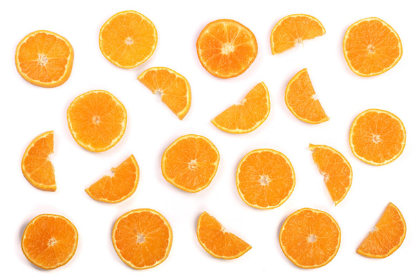 Orangen- oder Mandarinenscheiben isoliert auf weißem Hintergrund. Flache Lage, Draufsicht. Fruchtzusammensetzung - Foto, Bild