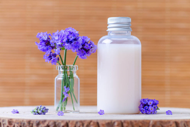 Naturkosmetikflasche mit frischen Lavendelblüten - Foto, Bild