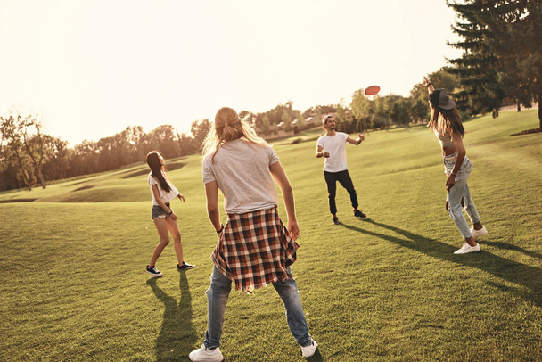best friends playing frisbee - Foto, imagen