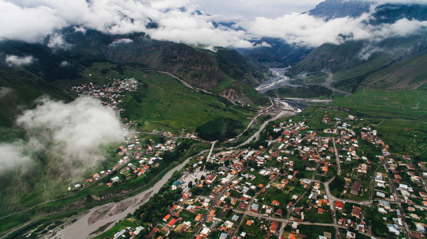 Вид с воздуха на город в горах
 - Фото, изображение