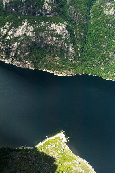 川とノルウェーの山々 - 写真・画像