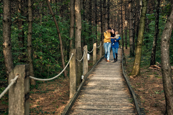 genç ailesi ormanda yürüyüş - Fotoğraf, Görsel