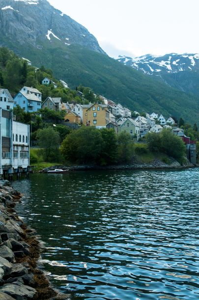 bâtiments au bord de la rivière en Norvège
 - Photo, image