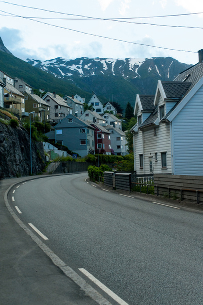 edificios y montañas en Noruega
 - Foto, Imagen