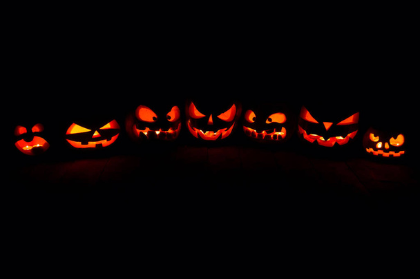 Η έννοια του Halloween. Πολλοί λαμπερό πύρινο φως θυμωμένος τρομακτικό p - Φωτογραφία, εικόνα