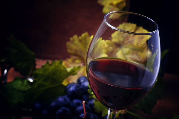Red wine from grape varieties  - Fotoğraf, Görsel