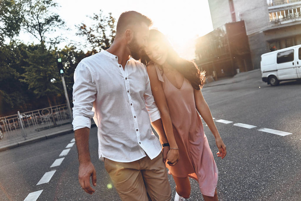 couple walking through the city street - Zdjęcie, obraz