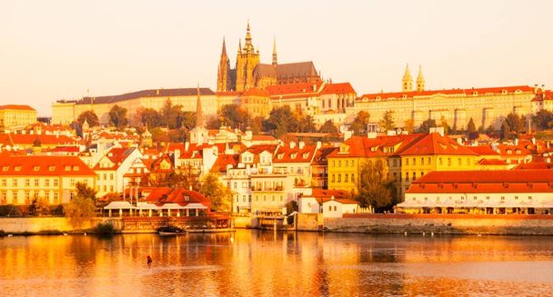 Prágai vár: napkelte idő, Prága, Cseh Köztársaság. - Fotó, kép