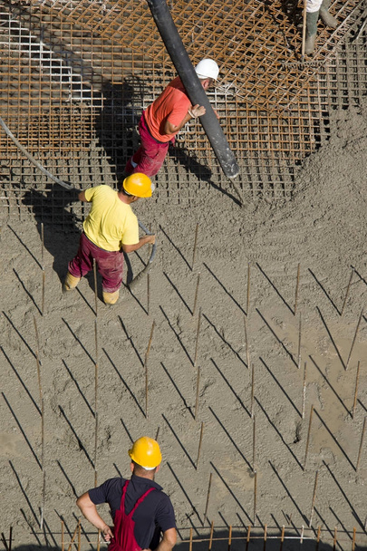 İşçiler beton zemin üzerine - Fotoğraf, Görsel