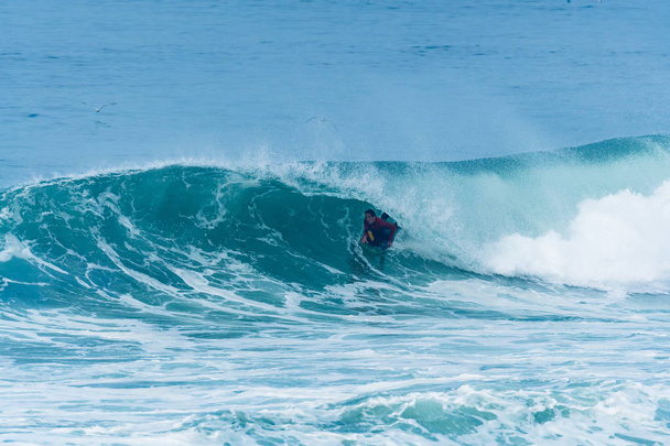 Bodyboarder surft auf der Meereswelle - Foto, Bild