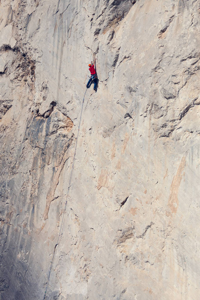 Een man klimt de rots. - Foto, afbeelding