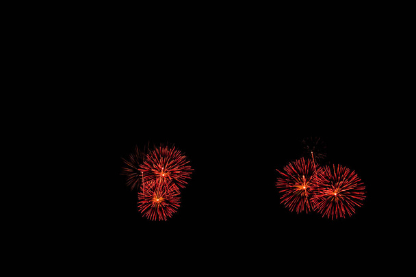 Фейерверки освещают темное небо
 - Фото, изображение