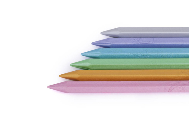Барвисті перлинні воскові олівці ізольовані на білому тлі
 - Фото, зображення
