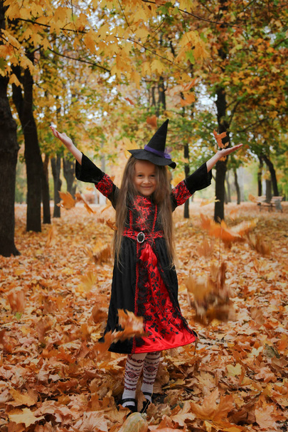 Kleine heks, Halloween. - Foto, afbeelding