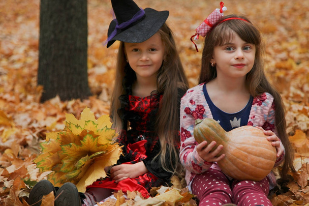 Dos chicas en disfraces de Halloween
 - Foto, Imagen