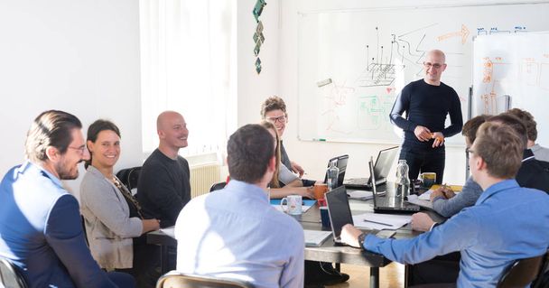 Ontspannen informele IT-business startup bedrijf team vergadering. - Foto, afbeelding