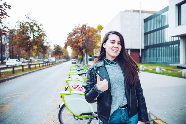 woman showing like near rent bike service - Foto, imagen