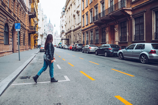 mujer cruzar la calle en la vieja ciudad europea
 - Foto, imagen