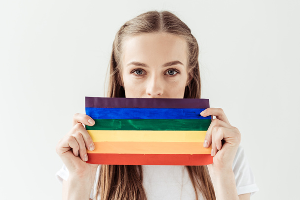 mulher cobrindo boca com bandeira do arco-íris
  - Foto, Imagem