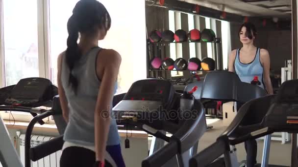fiatal nő sétál a futópadon a tornateremben. cardio gyakorlatokat az edzőteremben - Felvétel, videó