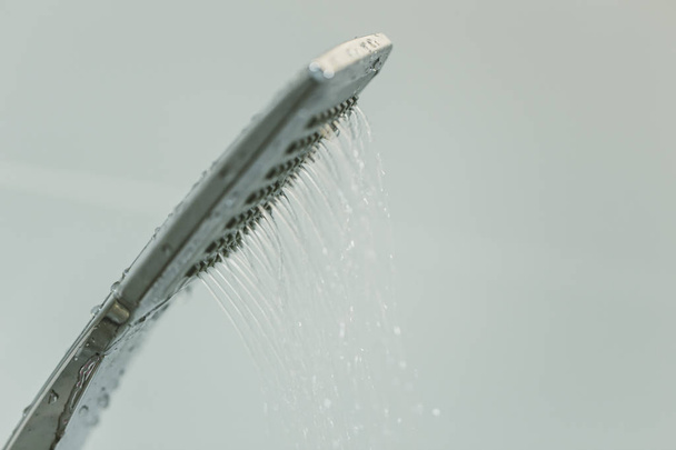 Низкое давление воды проблема крупным планом в душе голову в белой ванной комнате
 - Фото, изображение