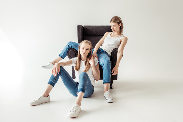 lesbisches Paar auf Sessel - Foto, Bild