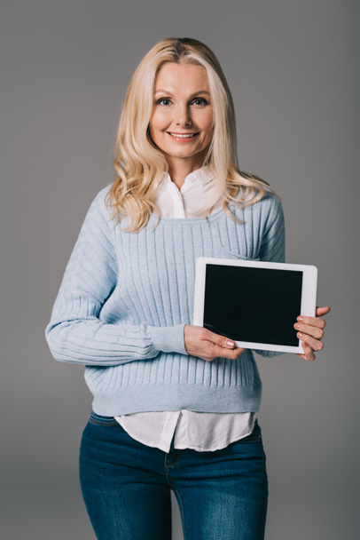 mature woman holding tablet - Fotó, kép