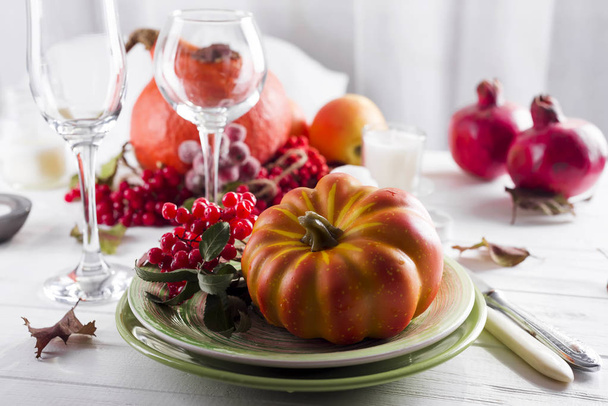 Día de Acción de Gracias lugar de otoño con cubiertos y disposición de licencia de otoño colorido
 - Foto, imagen