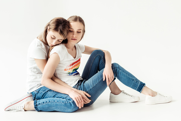 Leszbikusok átölelve, és ül a földön - Fotó, kép