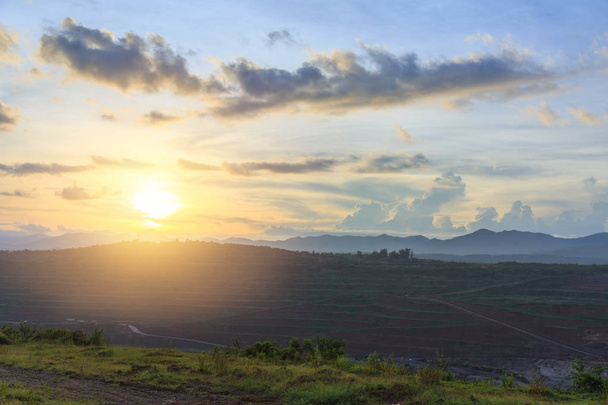 メイの Moh 石炭鉱山ピット ランパーン タイの風景夕焼け空を見る. - 写真・画像