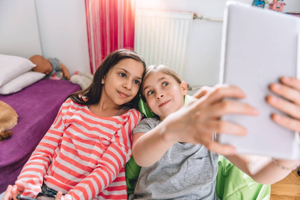 zwei Mädchen machen Selfie - Foto, Bild