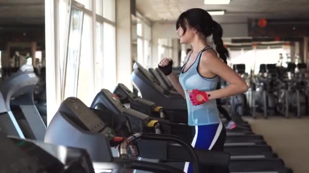 jeune fille sportive courir sur le tapis roulant à la salle de gym
 - Séquence, vidéo