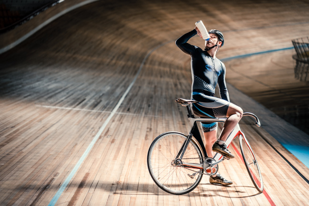 Bicyclist at velodrome - Zdjęcie, obraz