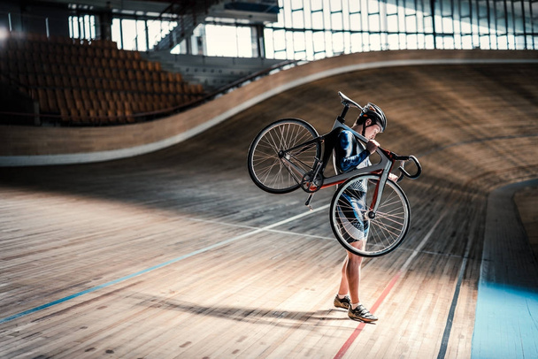 Sportsman with a bicycle - Фото, изображение