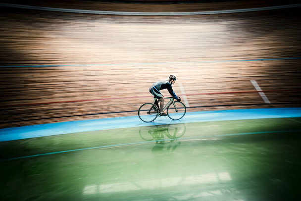 ciclista de corrida dentro de casa
 - Foto, Imagem