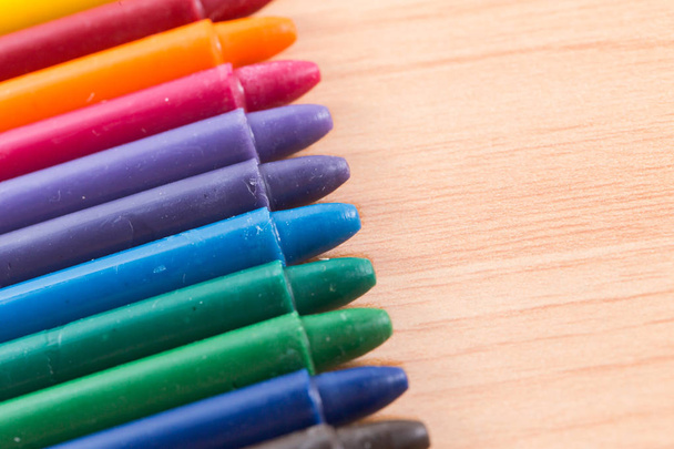 cores de lápis de cor coloridas no fundo de madeira com espaço de cópia
 - Foto, Imagem