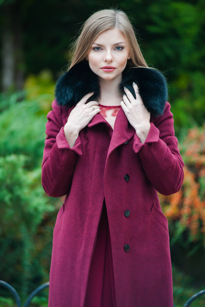 Beautiful young blonde woman wearing fur autumn coat - Foto, afbeelding