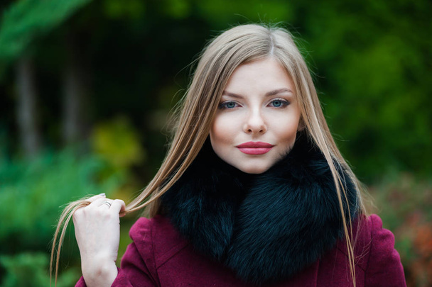 Bella giovane donna bionda che indossa pelliccia cappotto autunno
 - Foto, immagini