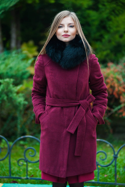 bela jovem loira mulher vestindo pele outono casaco
 - Foto, Imagem