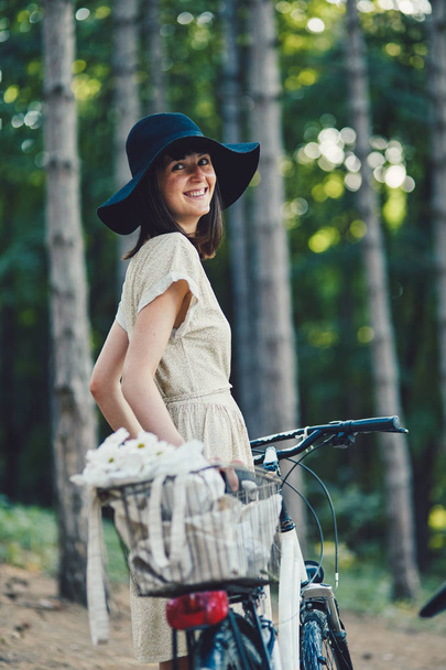 Nuori nainen luontoa vasten tausta pyörä
 - Valokuva, kuva