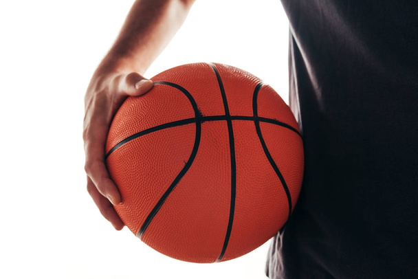 Entrenamiento de baloncesto, hombre sosteniendo pelota
 - Foto, Imagen