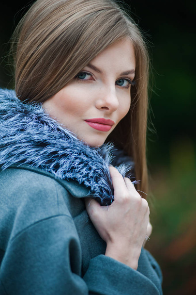 Όμορφη νεαρή ξανθιά γυναίκα που φοράει γούνα φθινόπωρο - Φωτογραφία, εικόνα