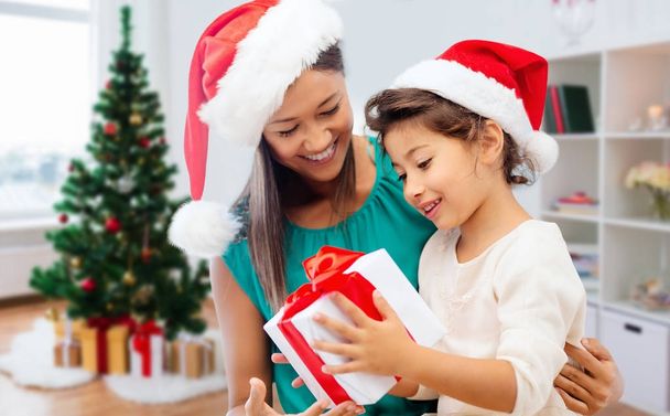 happy mother and daughter with christmas gift - Foto, Imagem