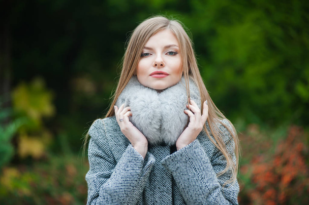 Belle jeune femme blonde portant manteau d'automne fourrure
 - Photo, image