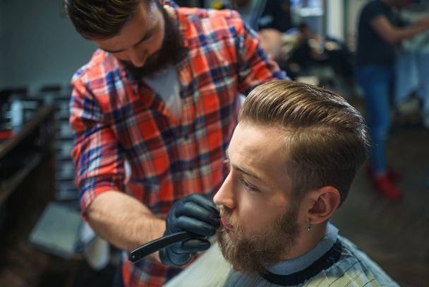 Young man in barber shop - Zdjęcie, obraz