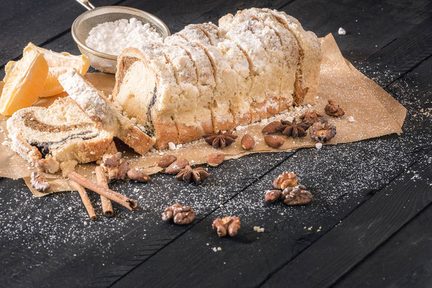 Nakrájený piškot s ořechy a koření - Fotografie, Obrázek
