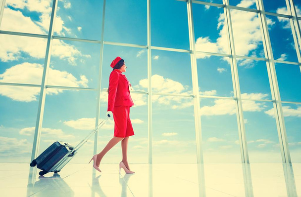 Junge Stewardess am Flughafen - Foto, Bild
