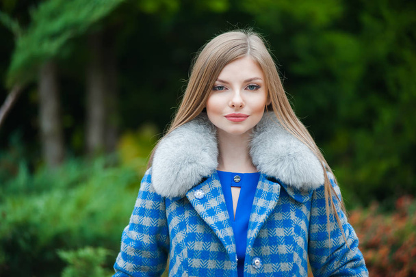 Kaunis nuori blondi nainen yllään turkista syksyn takki
 - Valokuva, kuva