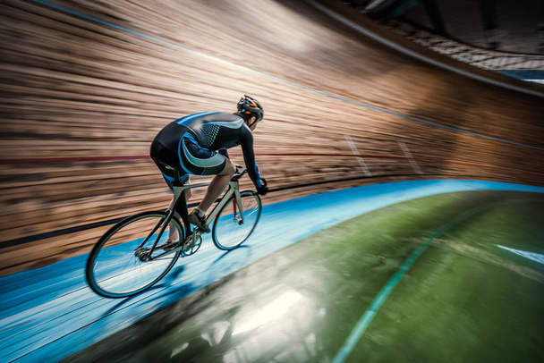 Urheilija, jolla on pyörä
 - Valokuva, kuva