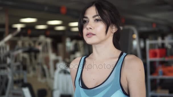 Портрет крупным планом девушки на беговой дорожке в спортзале
 - Кадры, видео